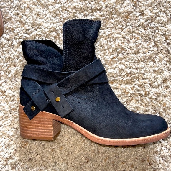 UGG Shoes - UGG Elora boot.  Black.  Size 7.  Womens boot.
